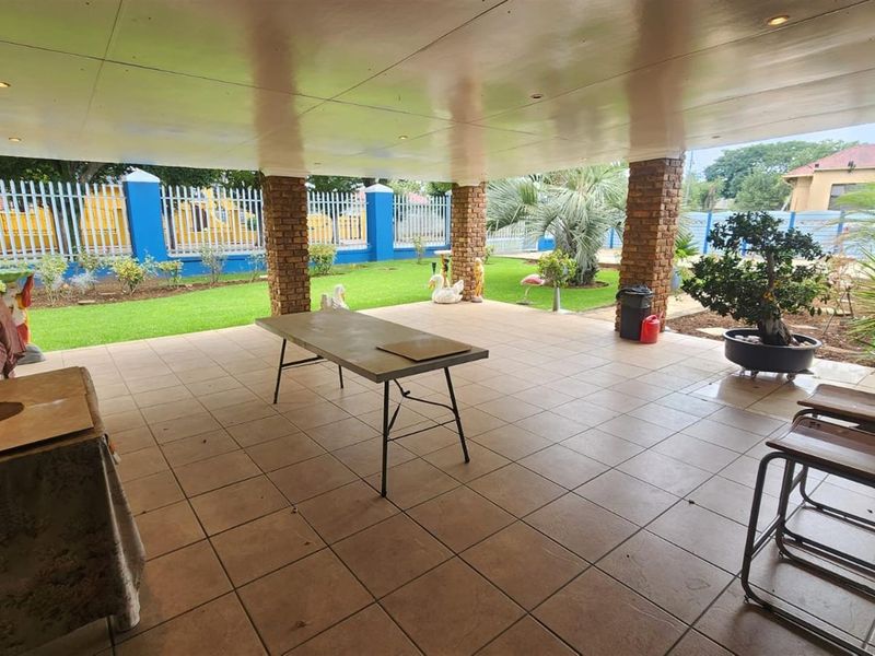 Selection Park - A True Steal of the Century! - Photo 3