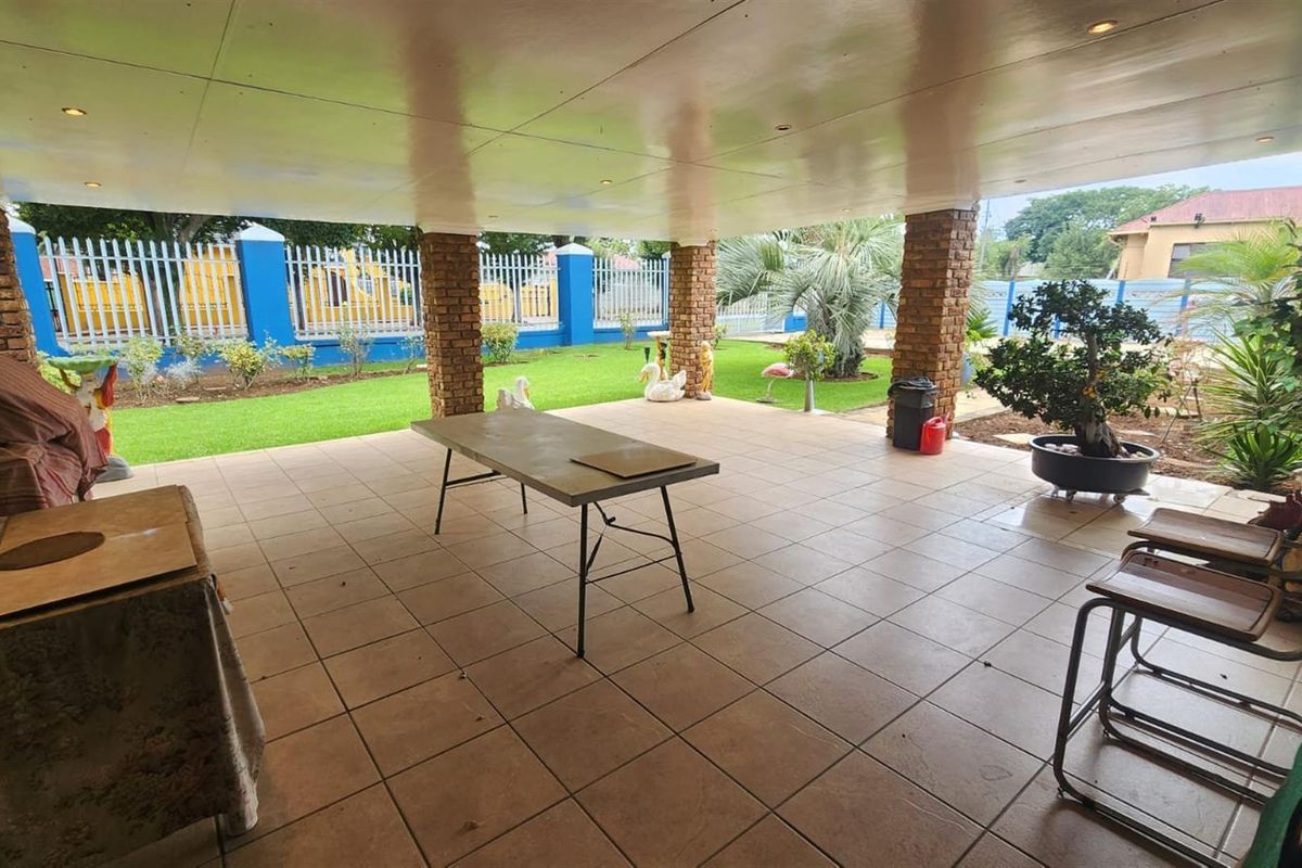 Selection Park - A True Steal of the Century! - Photo 3