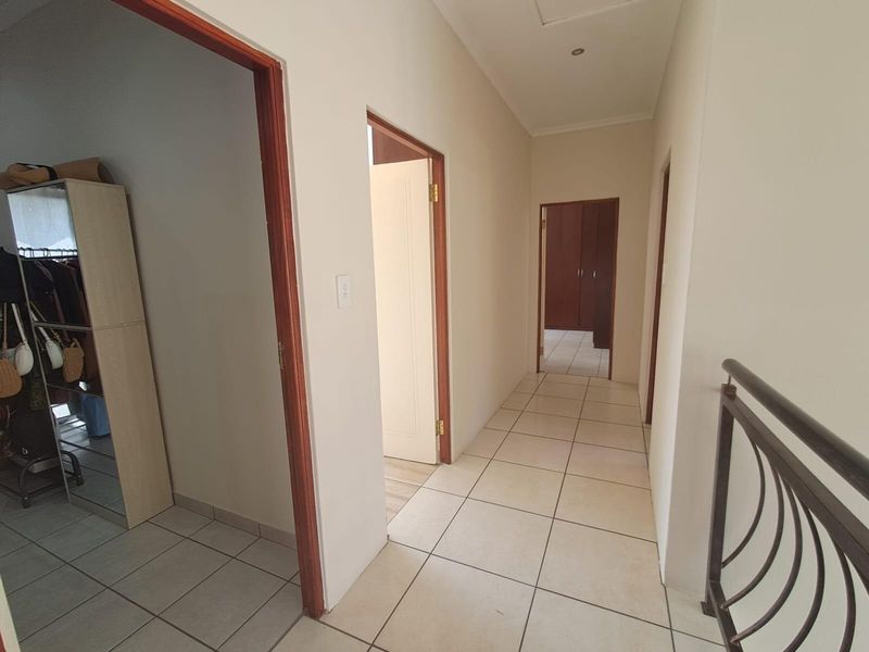 Spacious freehold double storey home in secure Estate - Photo 10