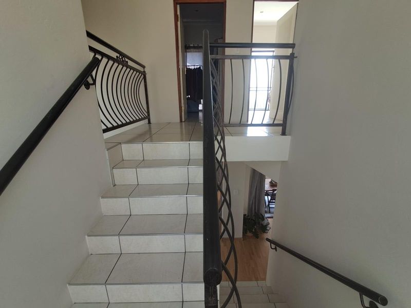 Spacious freehold double storey home in secure Estate - Photo 9