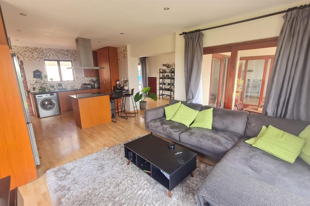 Spacious freehold double storey home in secure Estate - Photo 4