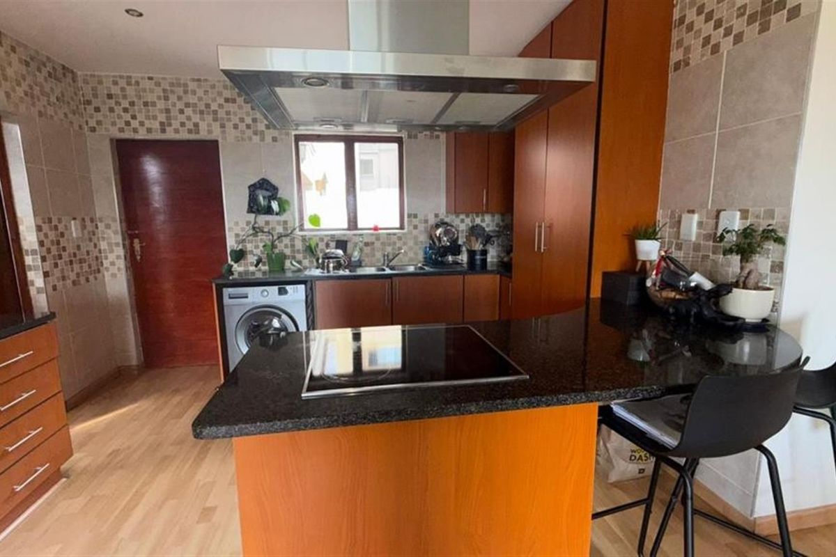 Spacious freehold double storey home in secure Estate - Photo 5