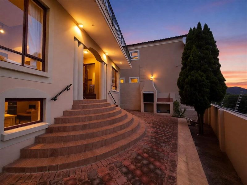 Spacious freehold double storey home in secure Estate - Photo 2