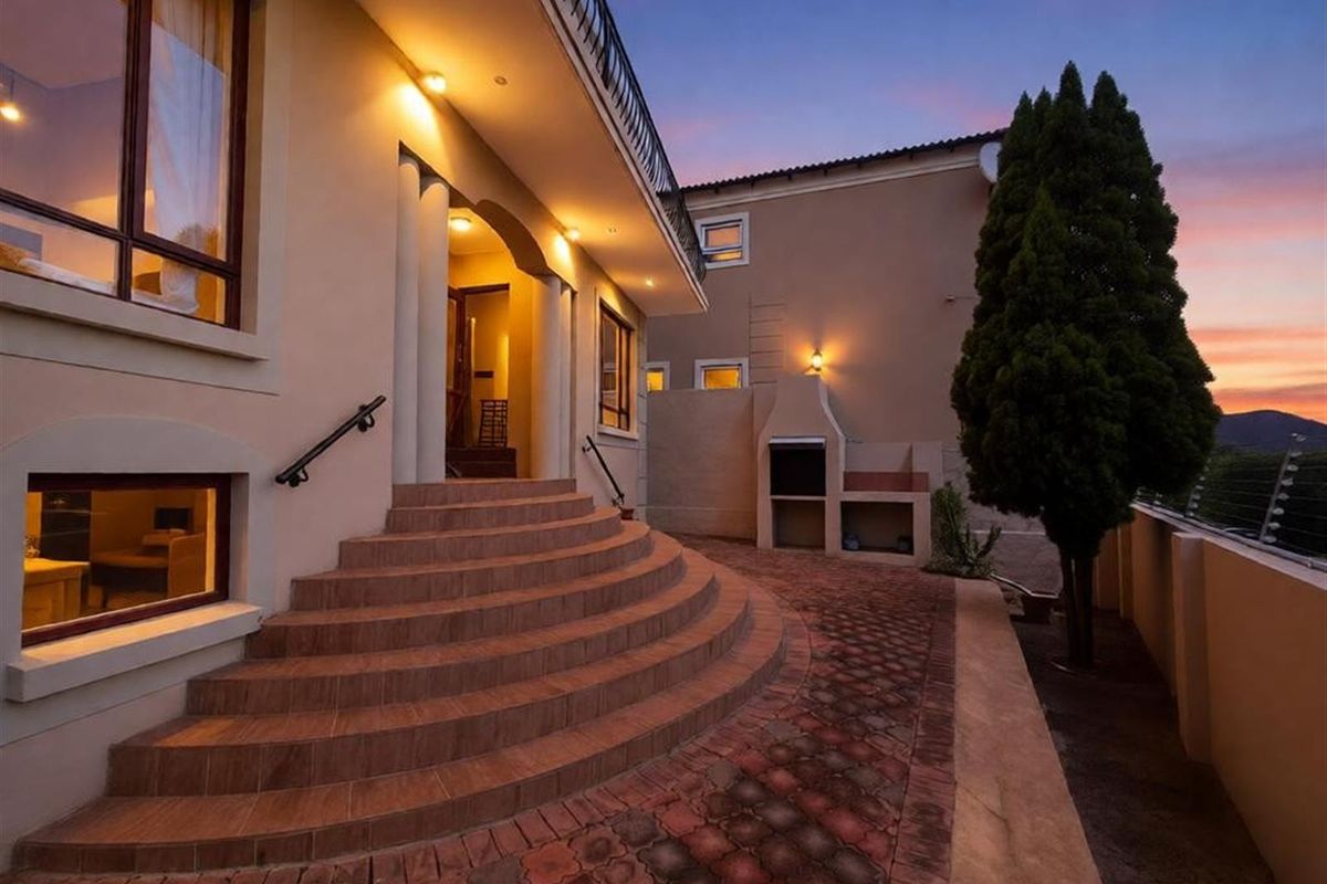 Spacious freehold double storey home in secure Estate - Photo 2