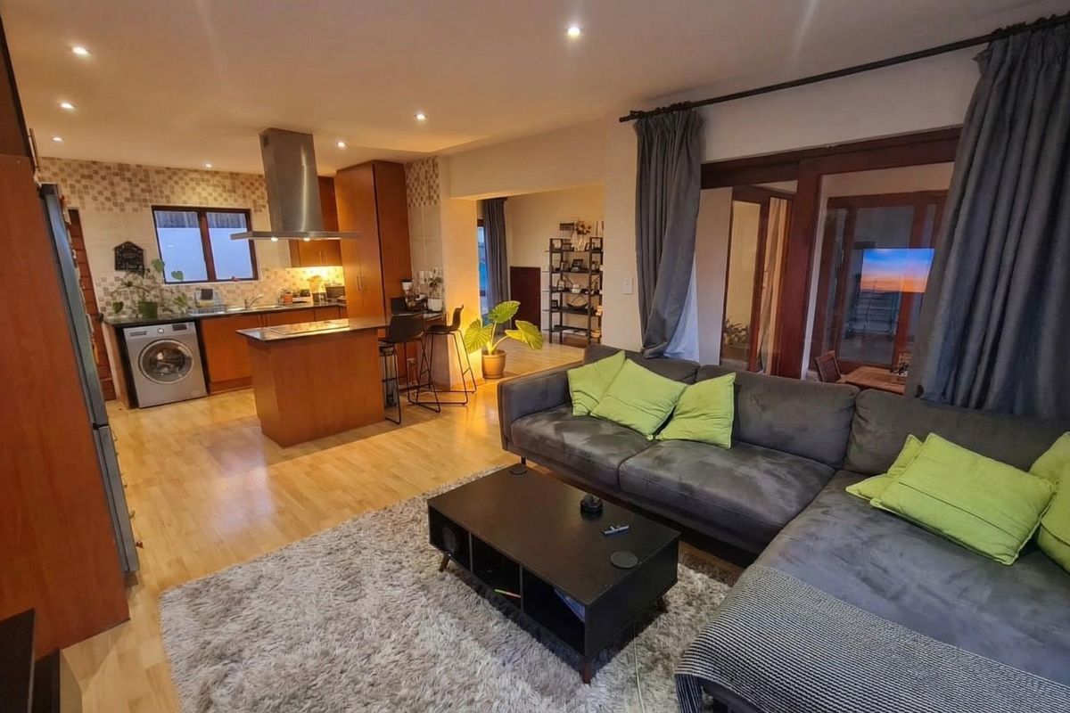 Spacious freehold double storey home in secure Estate - Photo 3