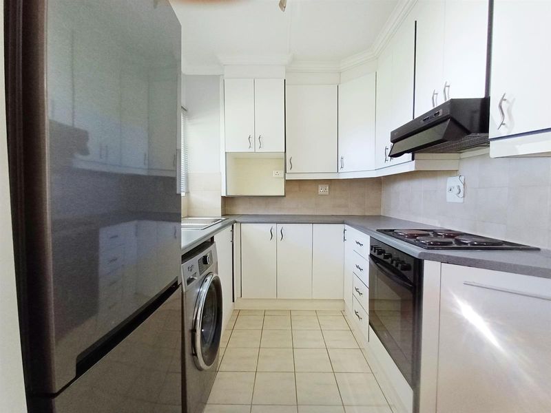 Two Bedroom Poolside Apartment on Florida Road To Rent - Photo 10