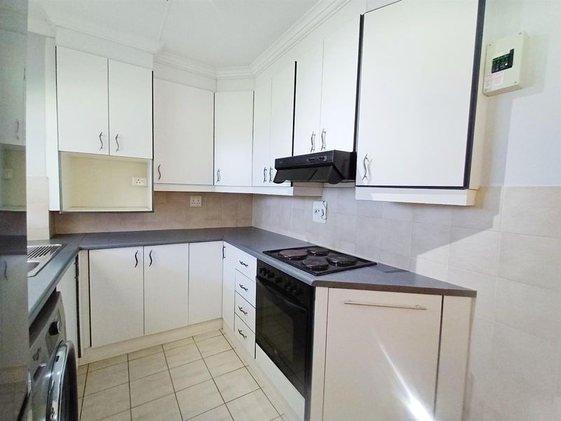 Two Bedroom Poolside Apartment on Florida Road To Rent - Photo 9