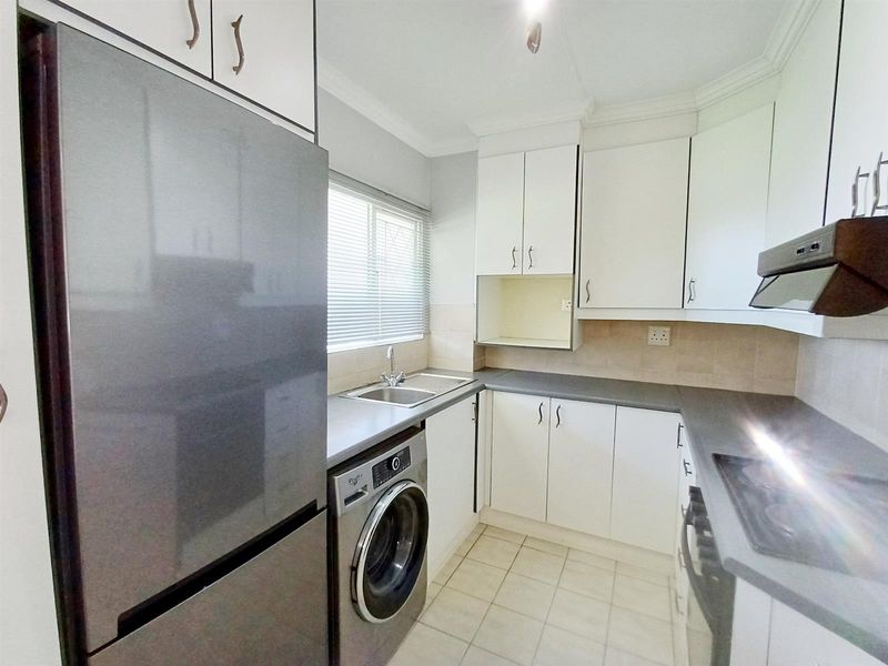 Two Bedroom Poolside Apartment on Florida Road To Rent - Photo 8