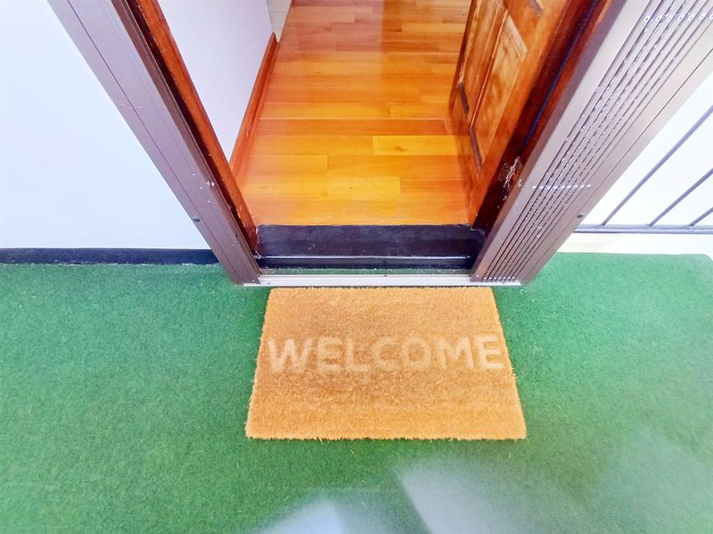 Two Bedroom Poolside Apartment on Florida Road To Rent - Photo 3