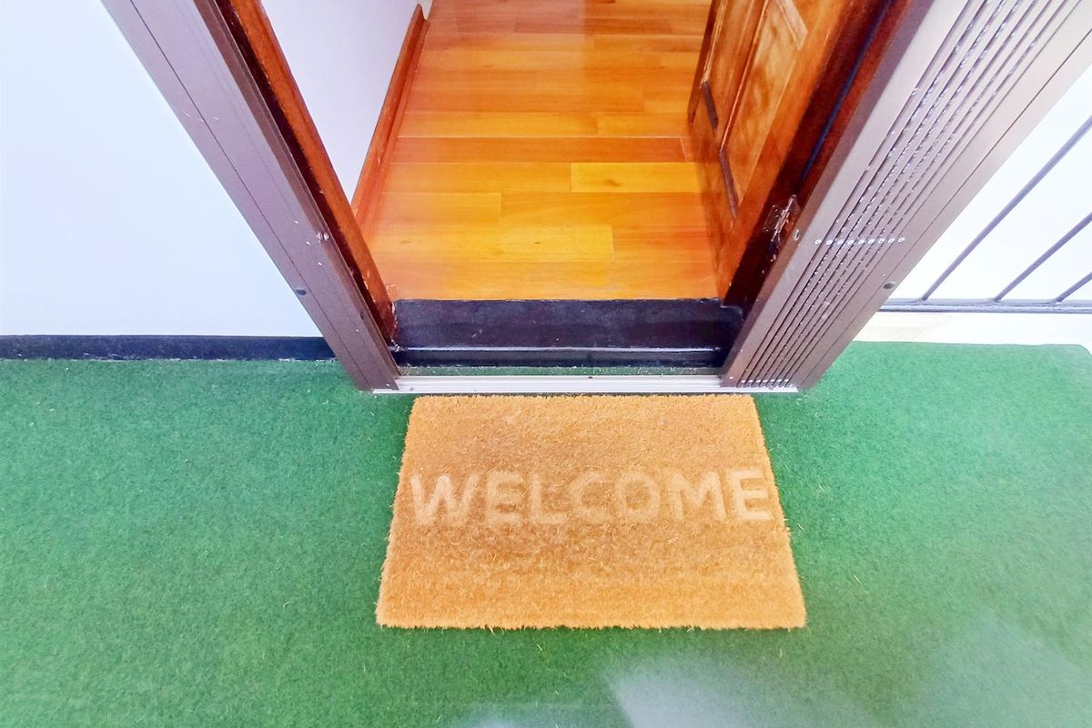 Two Bedroom Poolside Apartment on Florida Road To Rent - Photo 3