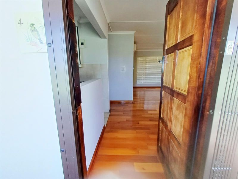 Two Bedroom Poolside Apartment on Florida Road To Rent - Photo 4