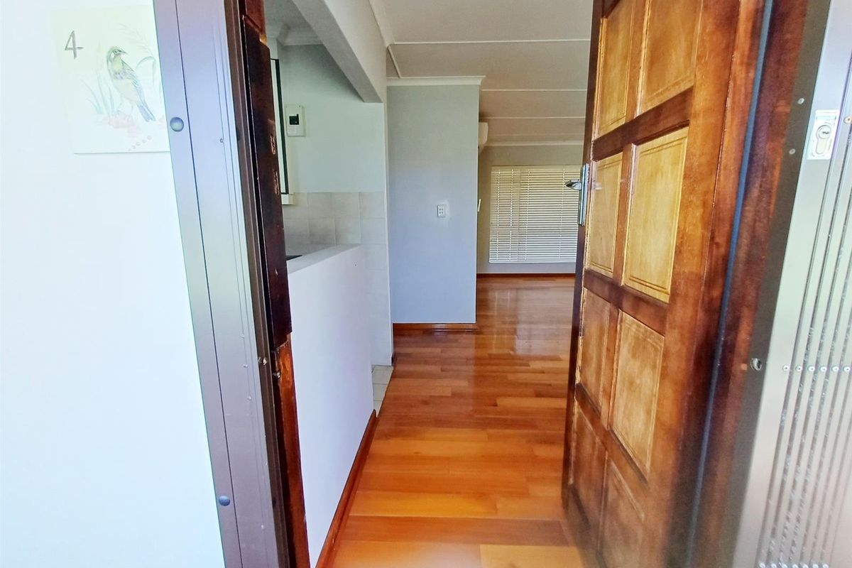 Two Bedroom Poolside Apartment on Florida Road To Rent - Photo 4