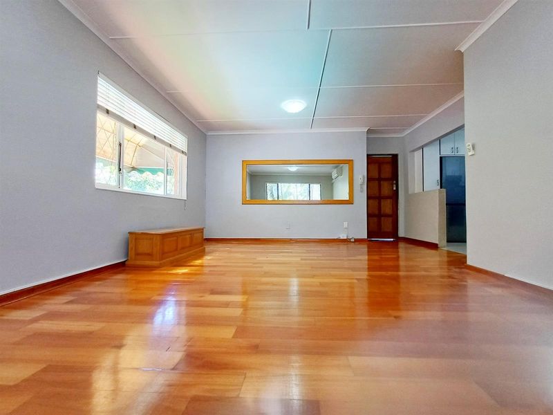 Two Bedroom Poolside Apartment on Florida Road To Rent - Photo 2