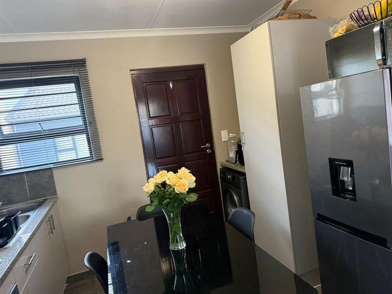 Charming 3-Bedroom Duplex for Sale in Summerset Village - Photo 3