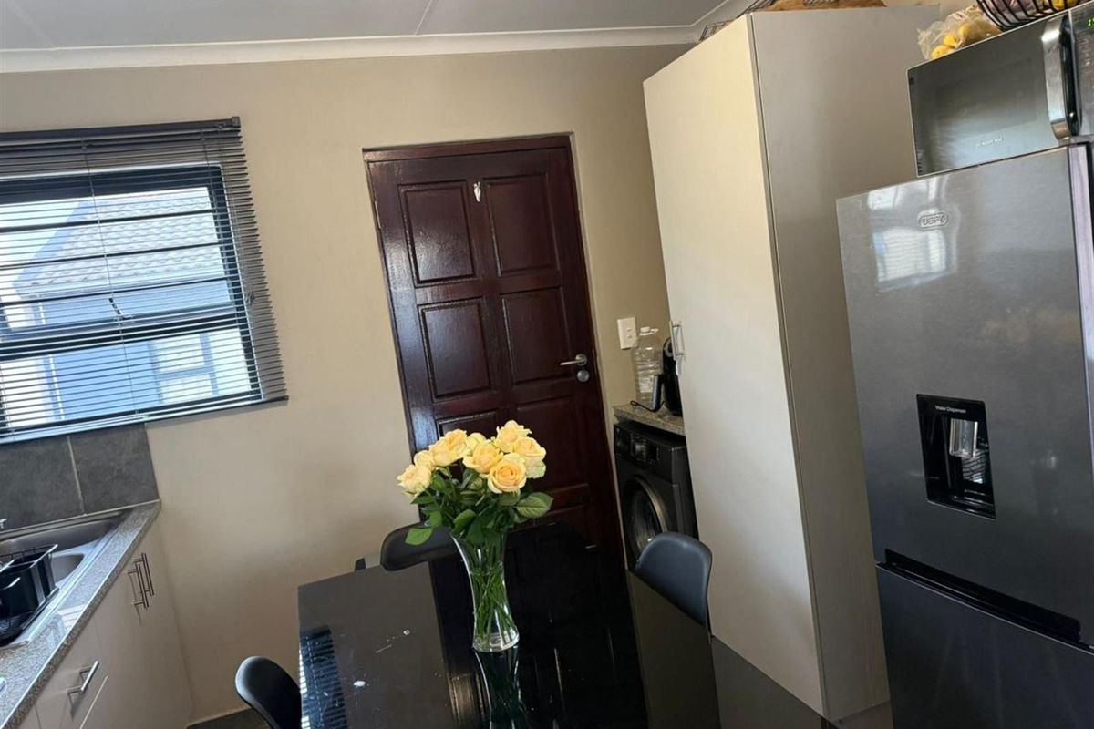 Charming 3-Bedroom Duplex for Sale in Summerset Village - Photo 3