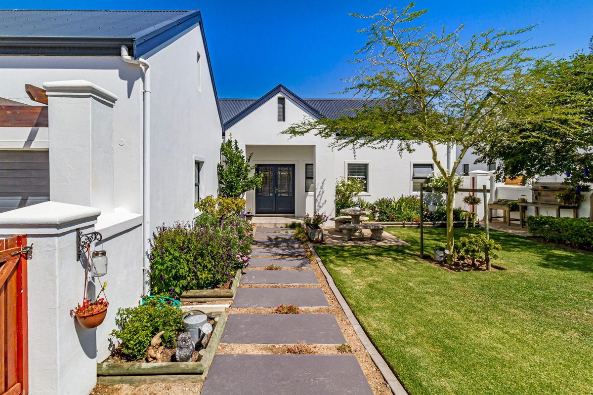 Elegant 3 bedroom home in the sought after - Croydon Olive Estate - Photo 2