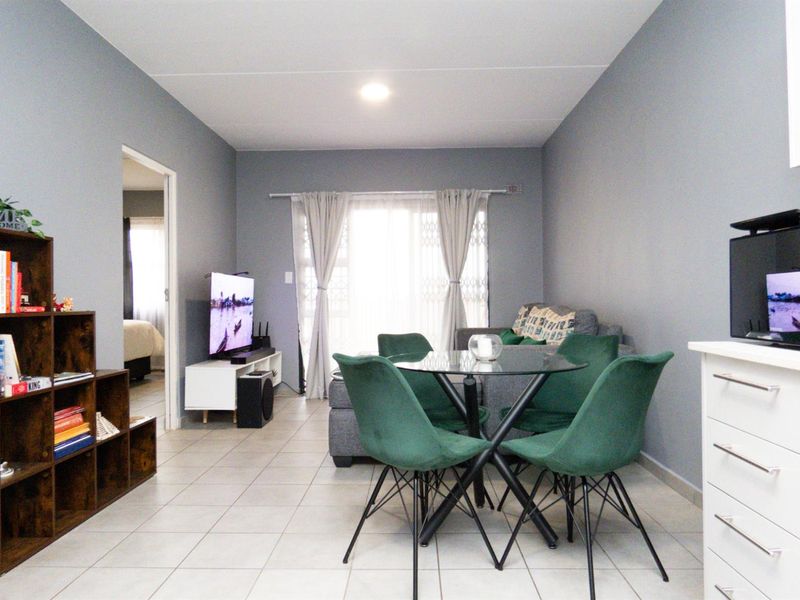 Spacious Ground Floor Corner Unit with Private Garden in Secure Parklands Complex - Photo 2