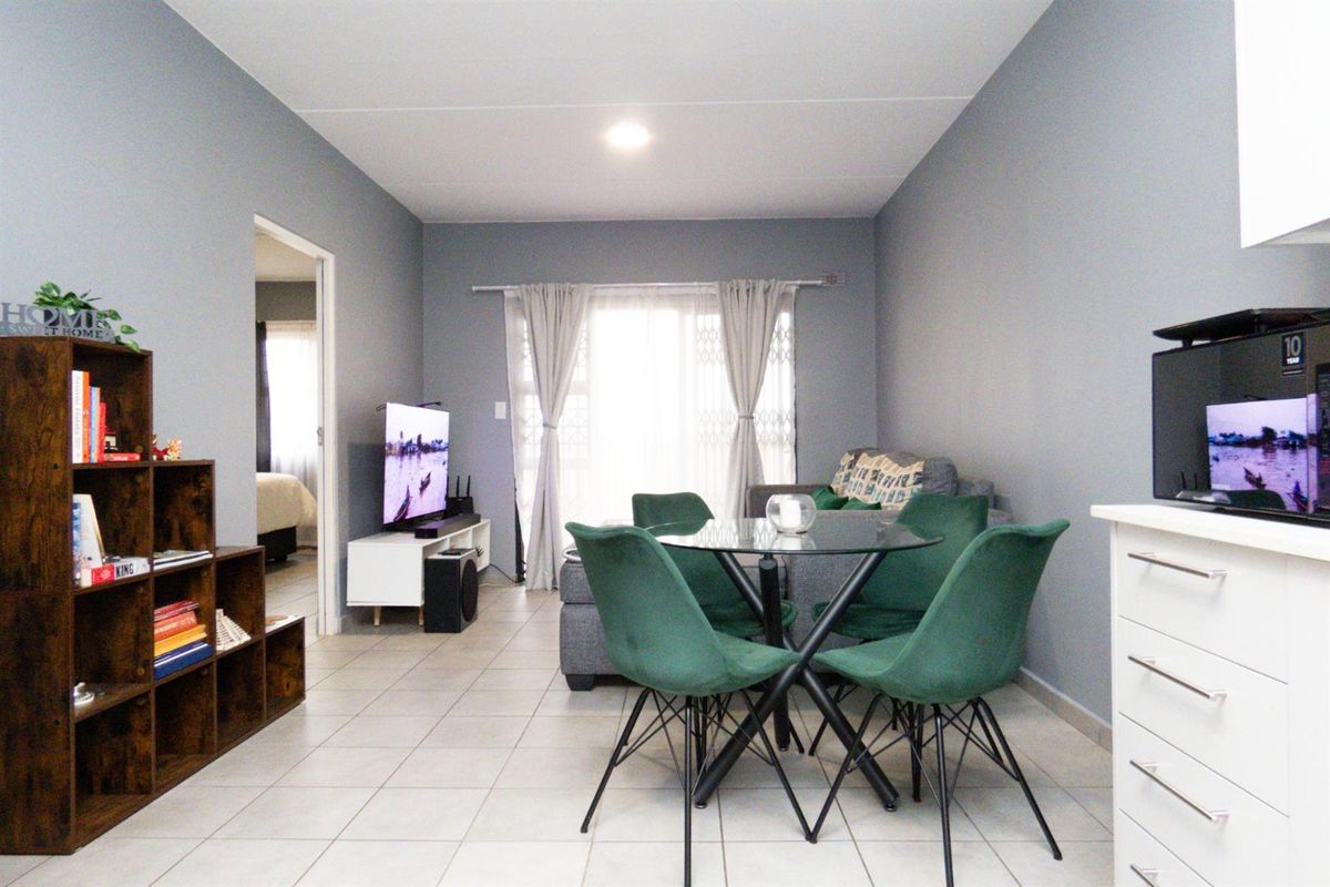 Spacious Ground Floor Corner Unit with Private Garden in Secure Parklands Complex - Photo 2
