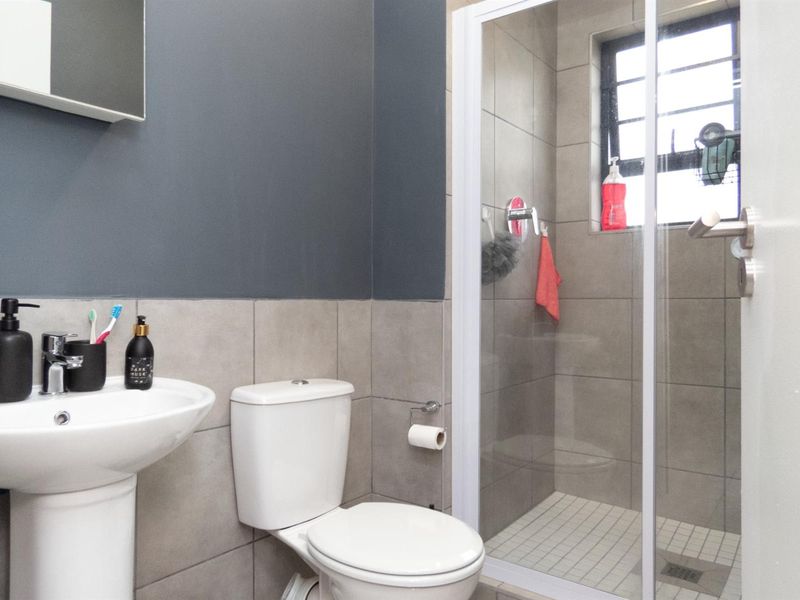 Spacious Ground Floor Corner Unit with Private Garden in Secure Parklands Complex - Photo 10