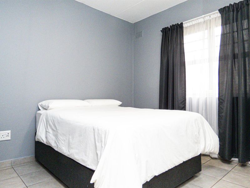 Spacious Ground Floor Corner Unit with Private Garden in Secure Parklands Complex - Photo 9