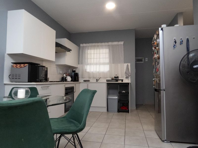 Spacious Ground Floor Corner Unit with Private Garden in Secure Parklands Complex - Photo 3