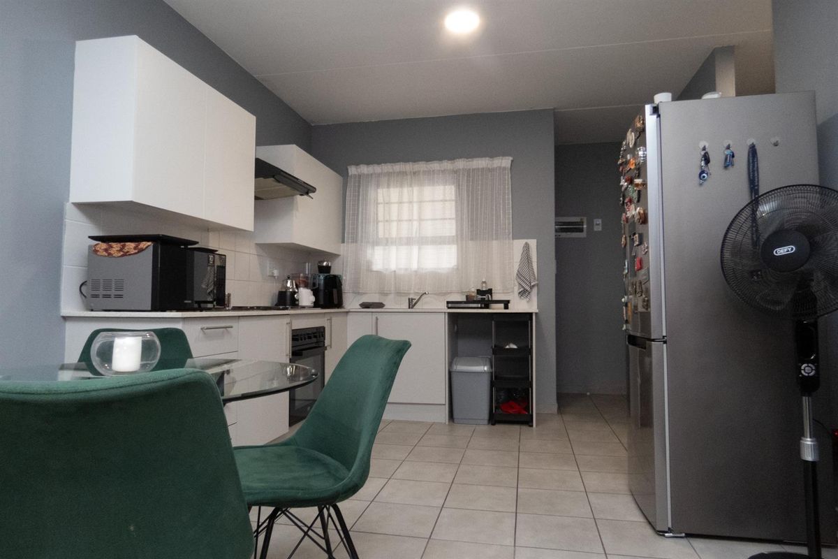 Spacious Ground Floor Corner Unit with Private Garden in Secure Parklands Complex - Photo 3