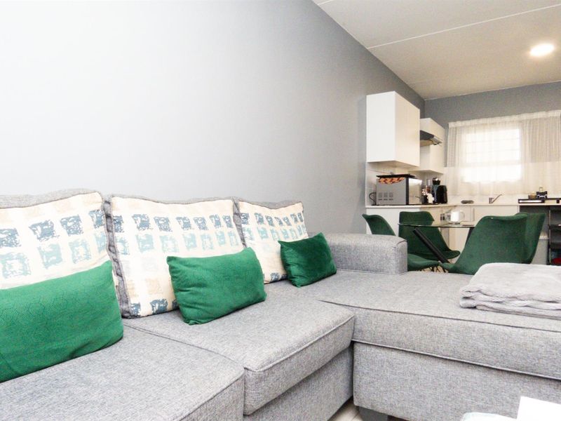 Spacious Ground Floor Corner Unit with Private Garden in Secure Parklands Complex - Photo 6