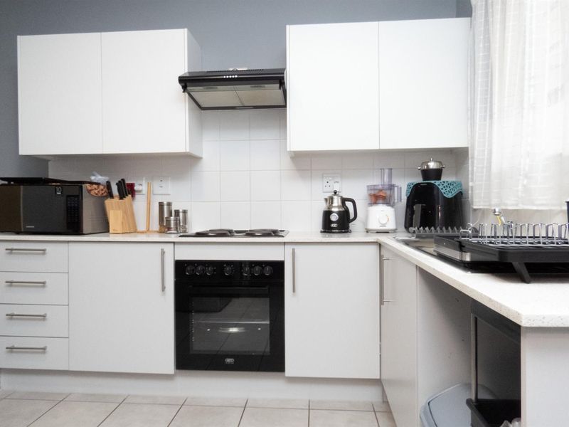 Spacious Ground Floor Corner Unit with Private Garden in Secure Parklands Complex - Photo 8