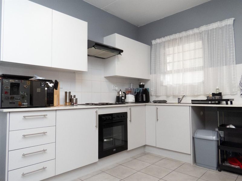 Spacious Ground Floor Corner Unit with Private Garden in Secure Parklands Complex - Photo 7