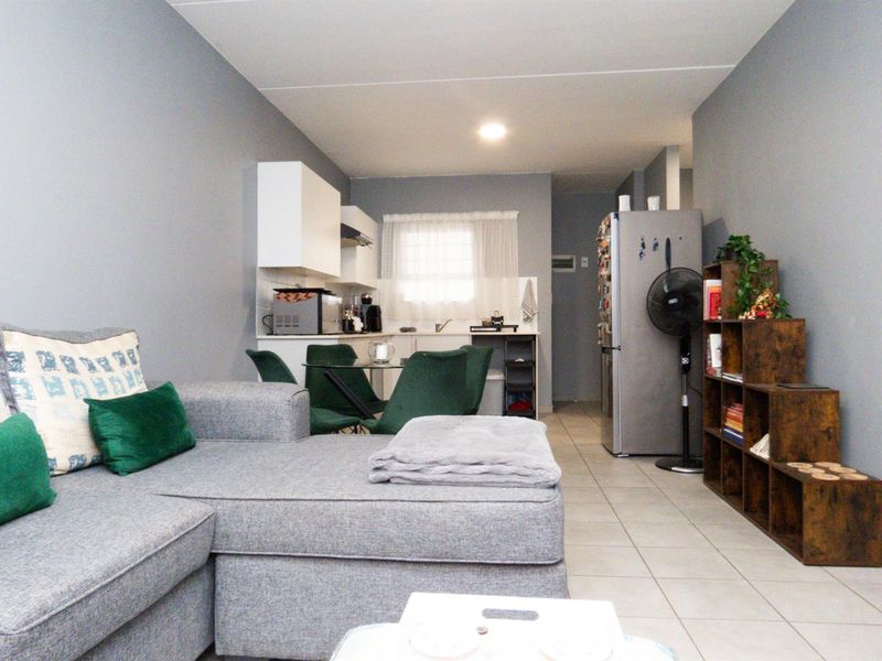 Spacious Ground Floor Corner Unit with Private Garden in Secure Parklands Complex - Photo 5