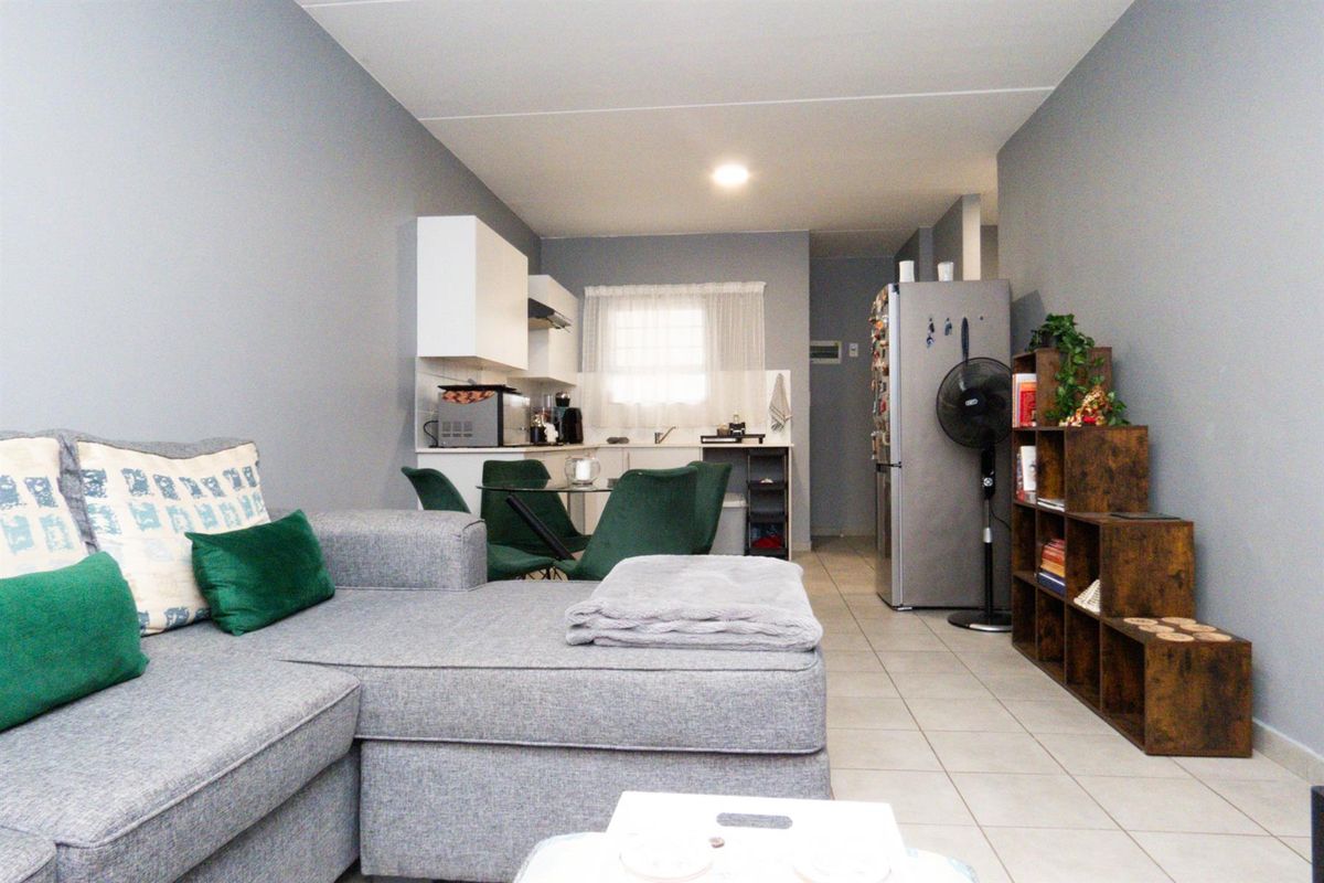 Spacious Ground Floor Corner Unit with Private Garden in Secure Parklands Complex - Photo 5