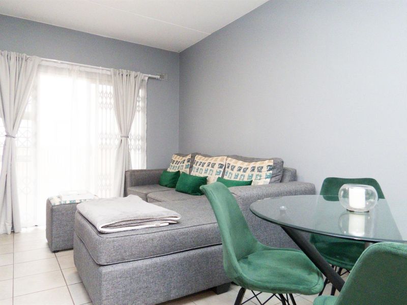 Spacious Ground Floor Corner Unit with Private Garden in Secure Parklands Complex - Photo 4