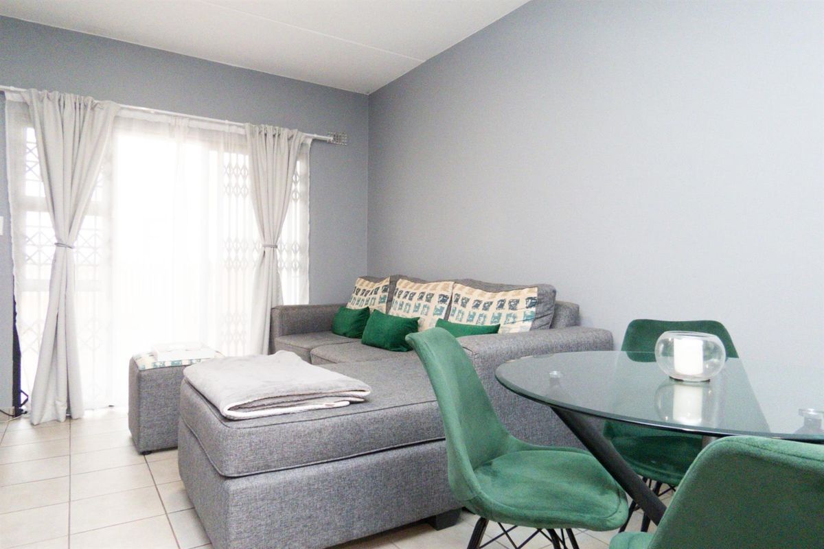 Spacious Ground Floor Corner Unit with Private Garden in Secure Parklands Complex - Photo 4