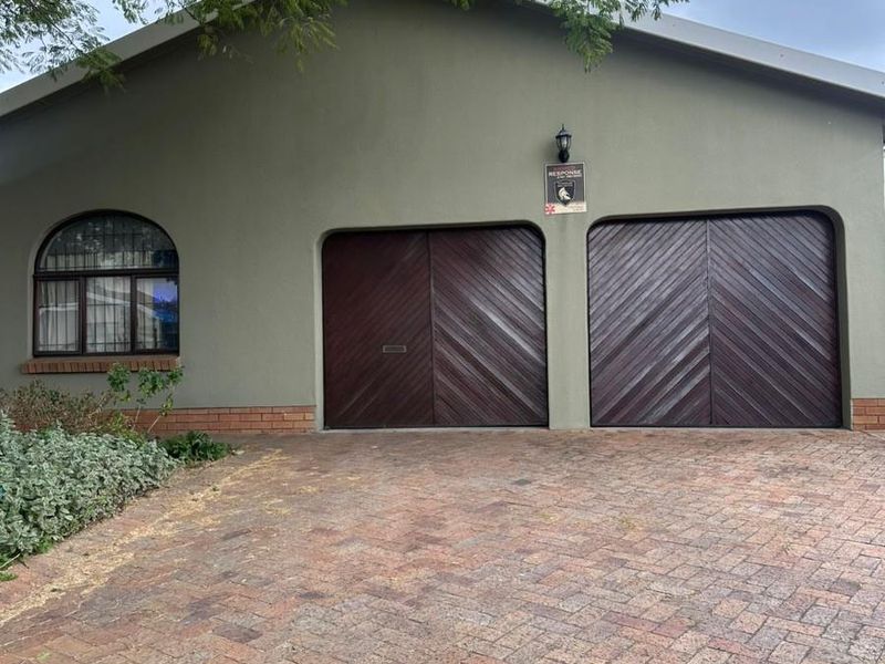 Spacious Family Living in Protea Heights Brackenfell - Photo 2