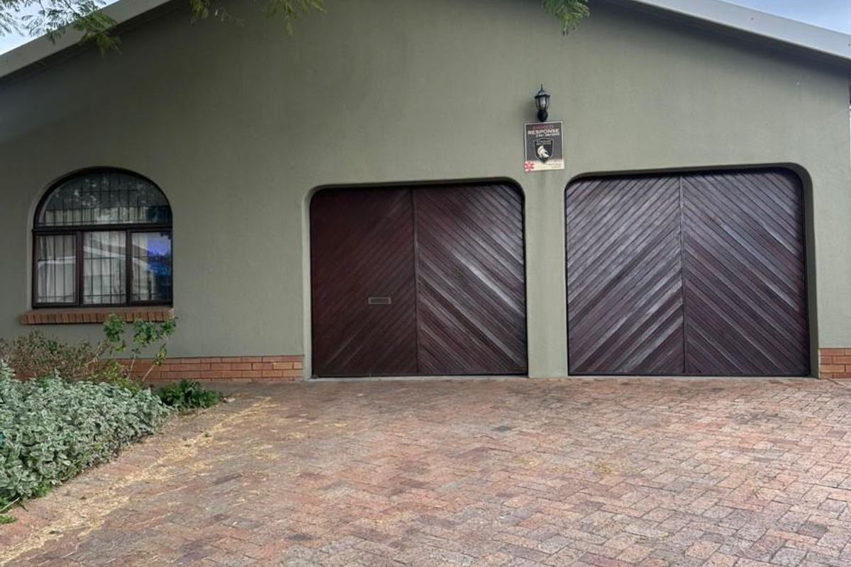 Spacious Family Living in Protea Heights Brackenfell - Photo 2