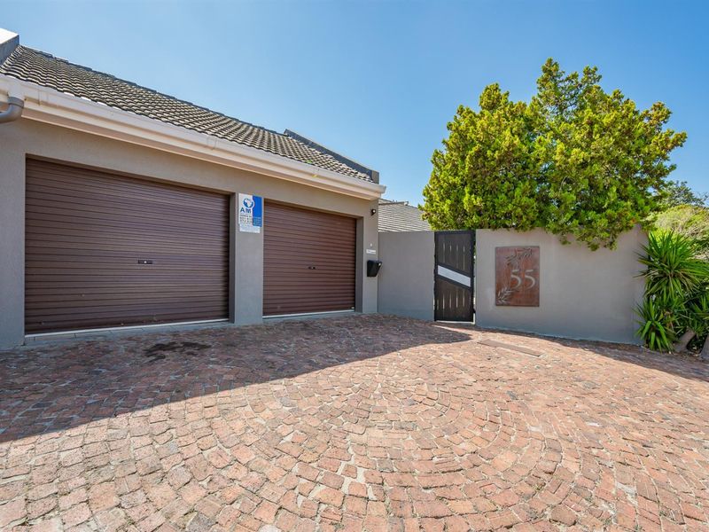 House For Sale in Golden Acre, Somerset West - Photo 2