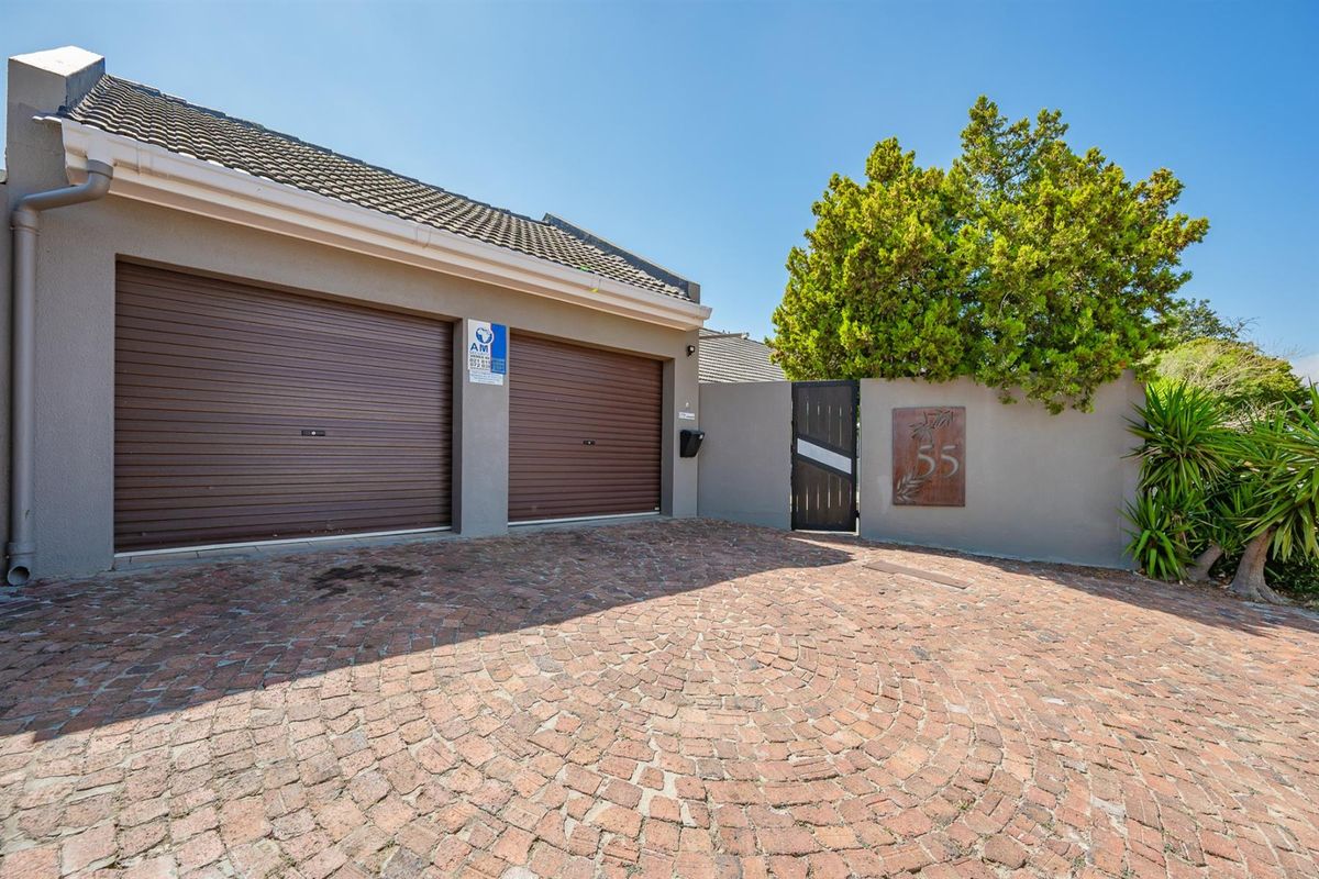 House For Sale in Golden Acre, Somerset West - Photo 2