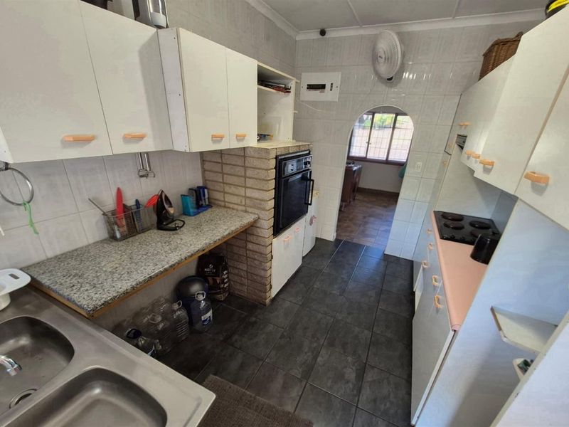 4 Bedroom House For Sale in Yellowwood Park, Durban, KwaZulu Natal - Photo 9