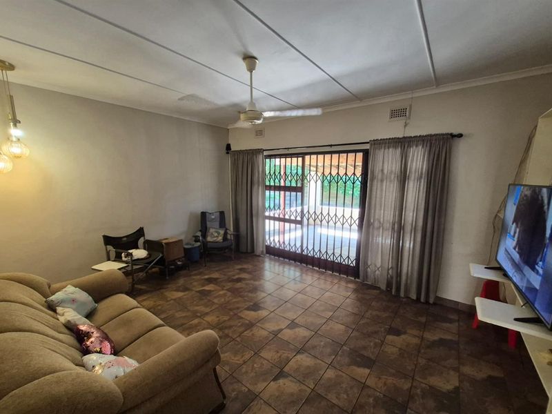 4 Bedroom House For Sale in Yellowwood Park, Durban, KwaZulu Natal - Photo 10