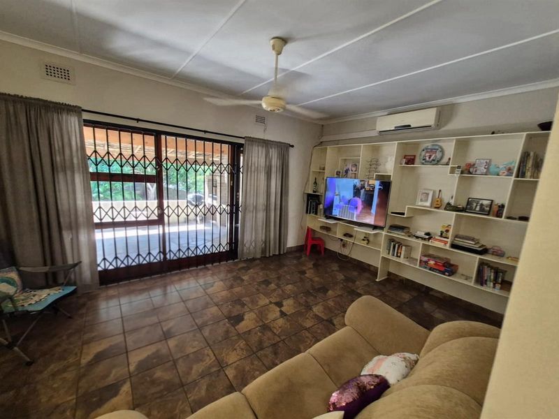 4 Bedroom House For Sale in Yellowwood Park, Durban, KwaZulu Natal - Photo 9