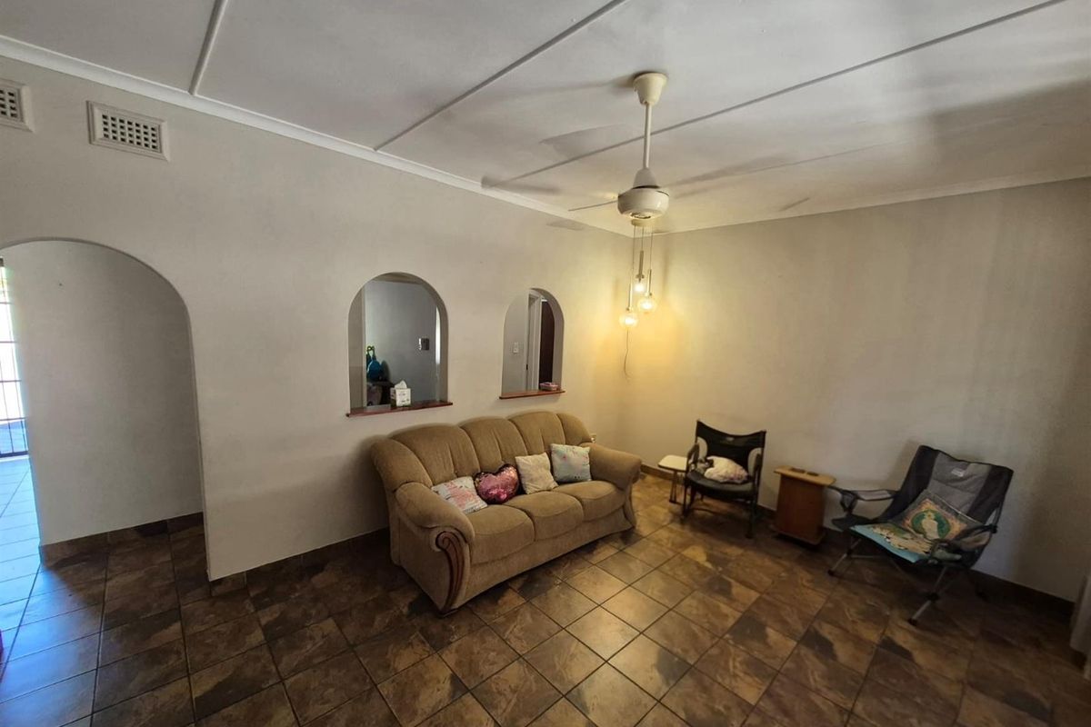 4 Bedroom House For Sale in Yellowwood Park, Durban, KwaZulu Natal - Photo 5