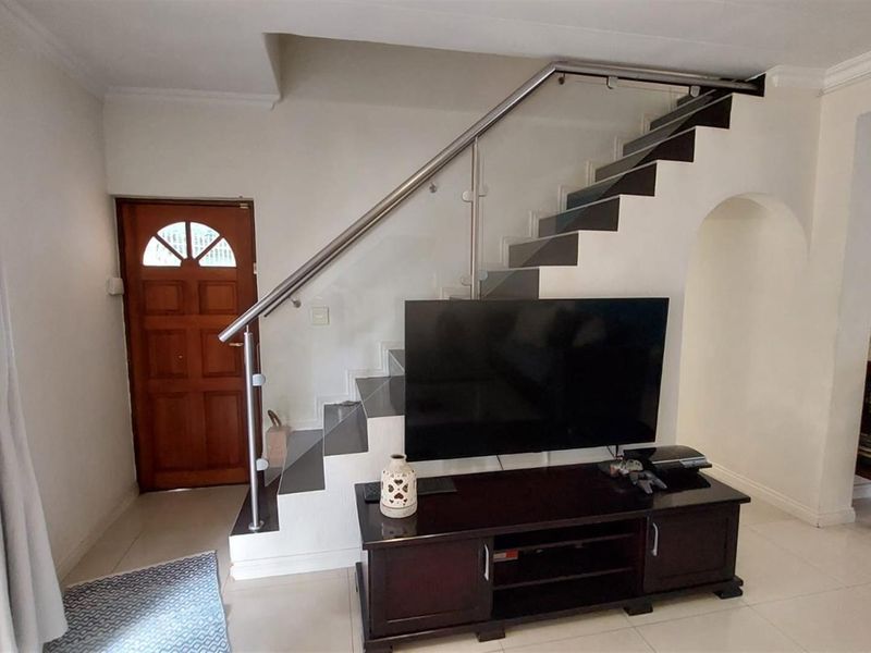MODERN FOUR BEDROOM DUPLEX TOWNHOUSE FOR SALE IN GREAT LOCATION IN BASSONIA - Photo 8