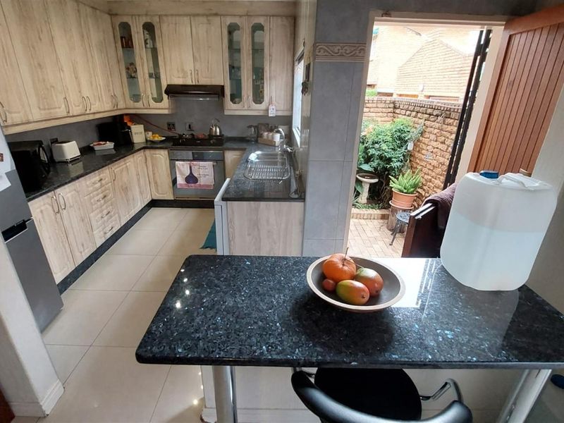 MODERN FOUR BEDROOM DUPLEX TOWNHOUSE FOR SALE IN GREAT LOCATION IN BASSONIA - Photo 3