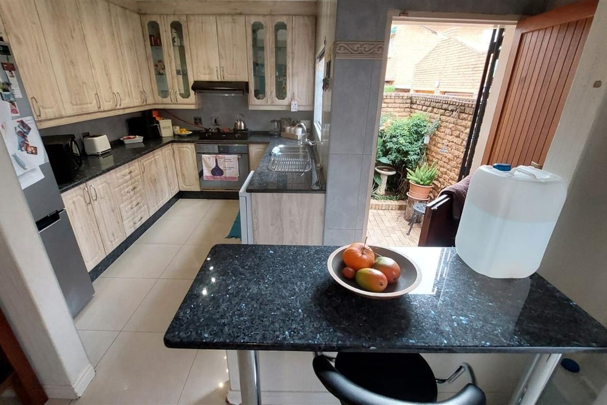 MODERN FOUR BEDROOM DUPLEX TOWNHOUSE FOR SALE IN GREAT LOCATION IN BASSONIA - Photo 3