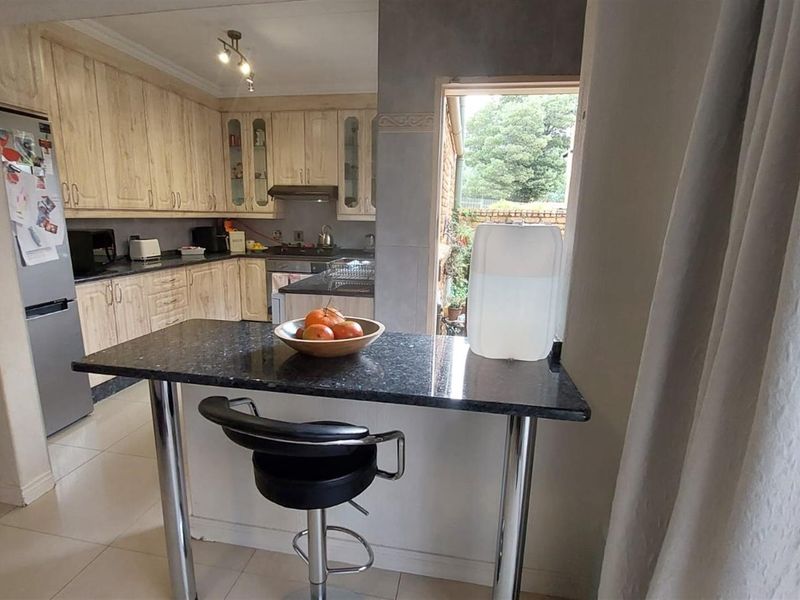 MODERN FOUR BEDROOM DUPLEX TOWNHOUSE FOR SALE IN GREAT LOCATION IN BASSONIA - Photo 7