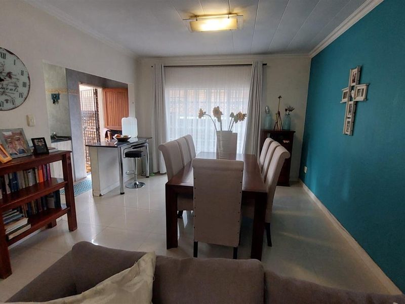 MODERN FOUR BEDROOM DUPLEX TOWNHOUSE FOR SALE IN GREAT LOCATION IN BASSONIA - Photo 6