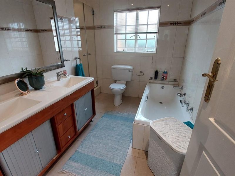 MODERN FOUR BEDROOM DUPLEX TOWNHOUSE FOR SALE IN GREAT LOCATION IN BASSONIA - Photo 4