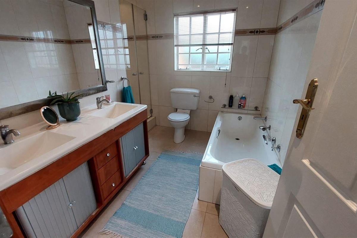 MODERN FOUR BEDROOM DUPLEX TOWNHOUSE FOR SALE IN GREAT LOCATION IN BASSONIA - Photo 4