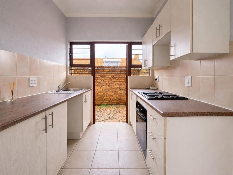 Northriding AH - Super 2 bedroom 2 bathroom simplex unit to let in a secure complex - Photo 8