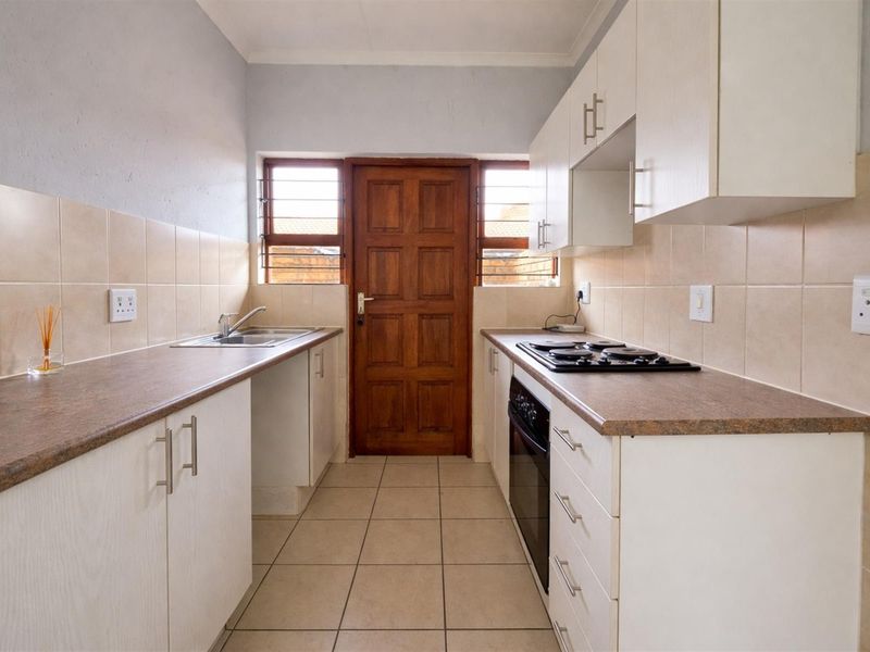 Northriding AH - Super 2 bedroom 2 bathroom simplex unit to let in a secure complex - Photo 6